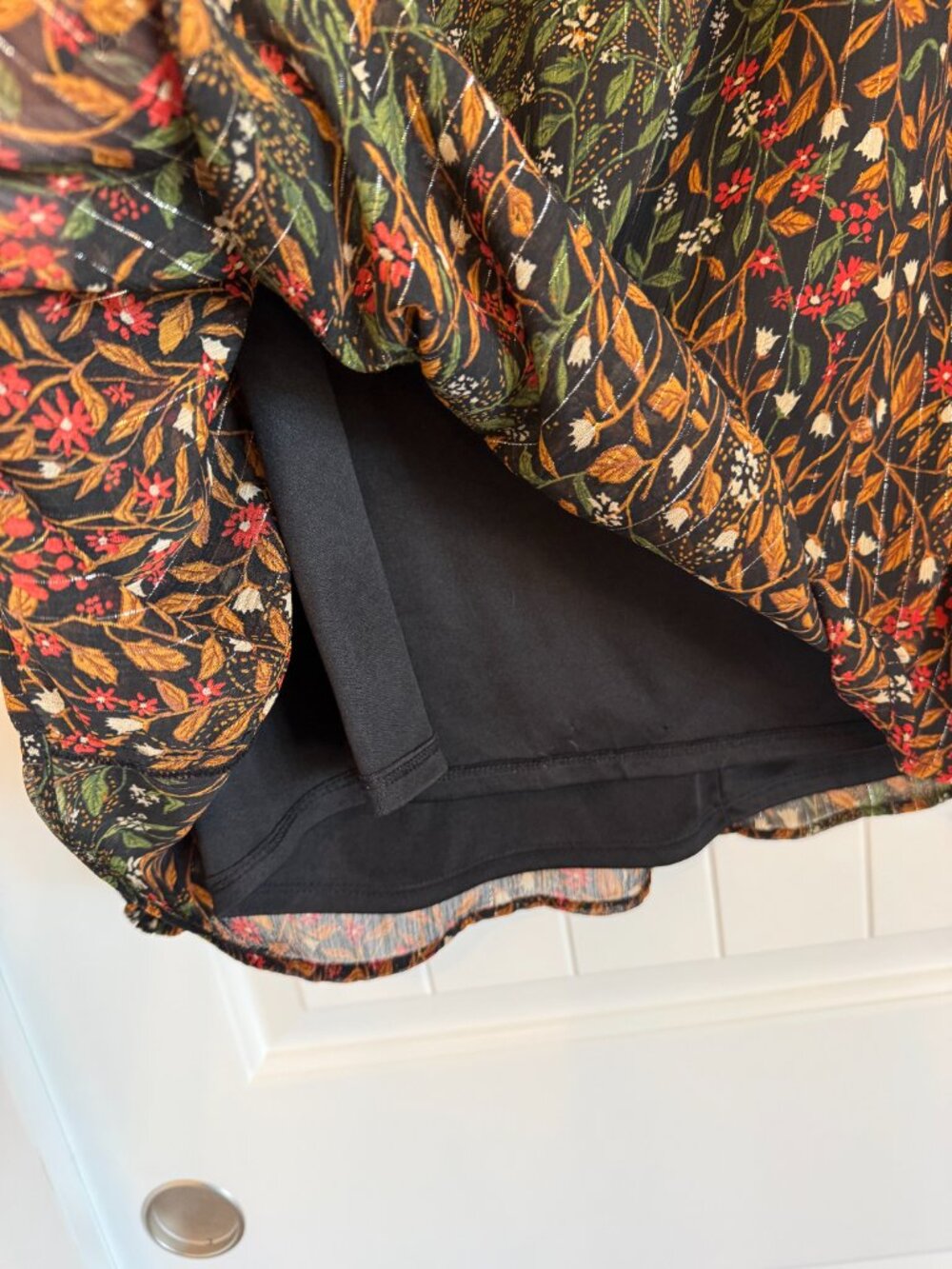 Maurice's beautiful long-sleeve floral blouse with a ruffled neckline. Size 1x - Picture 3 of 8